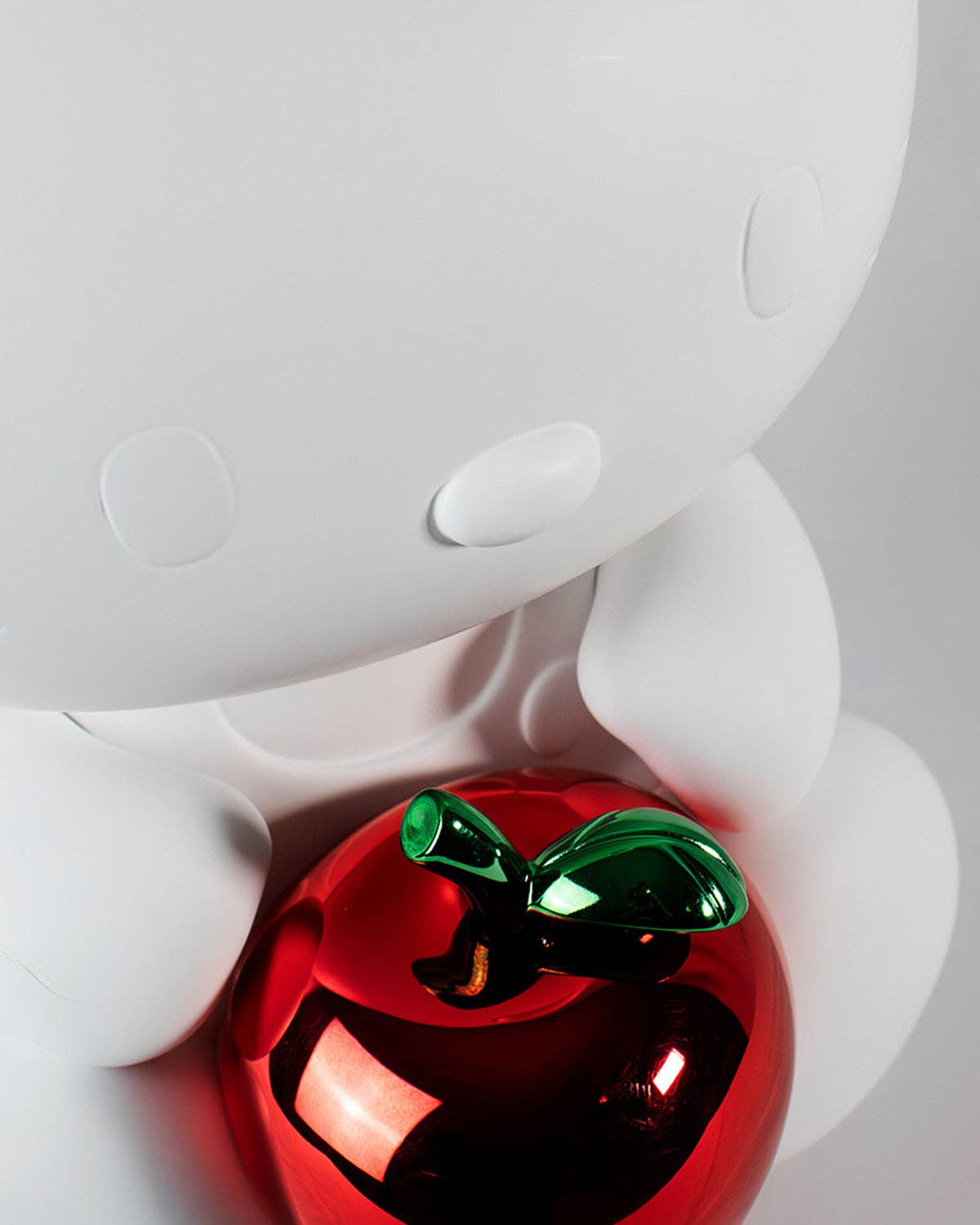 Hello Kitty Apple - LD Studio - White & Chromed Red - 10.5 in
