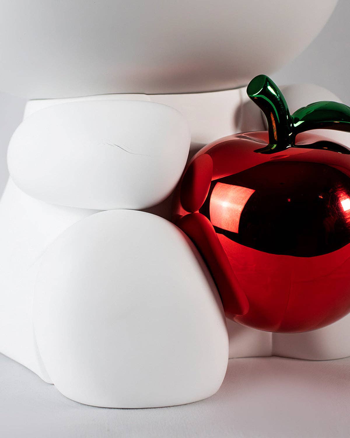 Hello Kitty Apple - LD Studio - White & Chromed Red - 10.5 in